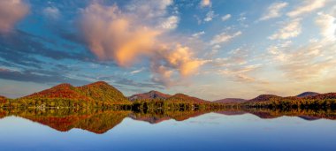 Laurentides 'teki Lac-Superieur manzarası, Mont-tremblant, Quebec, Kanada