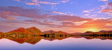 Laurentides 'teki Lac-Superieur manzarası, Mont-tremblant, Quebec, Kanada