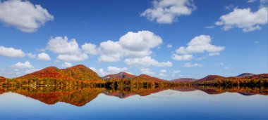 Laurentides 'teki Lac-Superieur manzarası, Mont-tremblant, Quebec, Kanada
