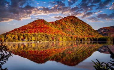 Laurentides 'teki Lac-Superieur manzarası, Mont-tremblant, Quebec, Kanada