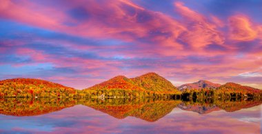 Laurentides 'teki Lac-Superieur manzarası, Mont-tremblant, Quebec, Kanada