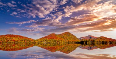 Laurentides 'teki Lac-Superieur manzarası, Mont-tremblant, Quebec, Kanada