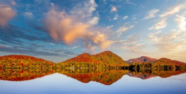 Laurentides 'teki Lac-Superieur manzarası, Mont-tremblant, Quebec, Kanada