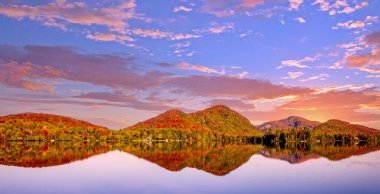 Laurentides 'teki Lac-Superieur manzarası, Mont-tremblant, Quebec, Kanada