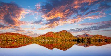 Laurentides 'teki Lac-Superieur manzarası, Mont-tremblant, Quebec, Kanada
