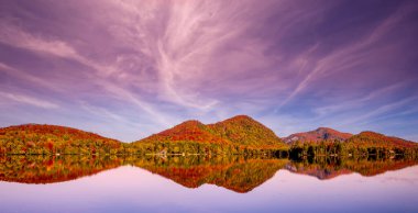 Laurentides 'teki Lac-Superieur manzarası, Mont-tremblant, Quebec, Kanada