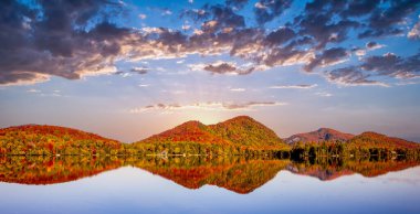 Laurentides 'teki Lac-Superieur manzarası, Mont-tremblant, Quebec, Kanada