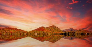 Laurentides 'teki Lac-Superieur manzarası, Mont-tremblant, Quebec, Kanada