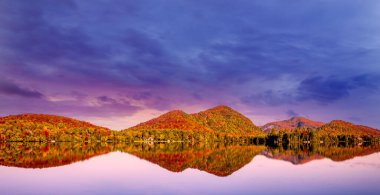 Laurentides 'teki Lac-Superieur manzarası, Mont-tremblant, Quebec, Kanada