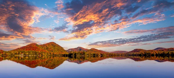 Laurentides 'teki Lac-Superieur manzarası, Mont-tremblant, Quebec, Kanada