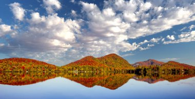 Laurentides 'teki Lac-Superieur manzarası, Mont-tremblant, Quebec, Kanada