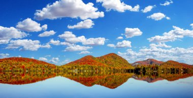 Laurentides 'teki Lac-Superieur manzarası, Mont-tremblant, Quebec, Kanada