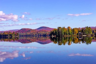 Laurentides 'teki Lac-Superieur manzarası, Mont-tremblant, Quebec, Kanada