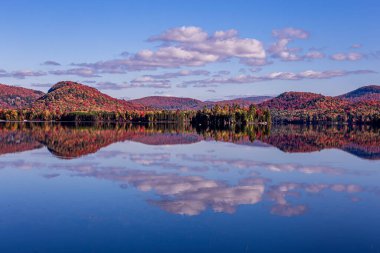 Laurentides 'teki Lac-Superieur manzarası, Mont-tremblant, Quebec, Kanada