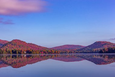 Laurentides 'teki Lac-Superieur manzarası, Mont-tremblant, Quebec, Kanada