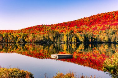 Laurentides 'teki Lac-Superieur manzarası, Mont-tremblant, Quebec, Kanada