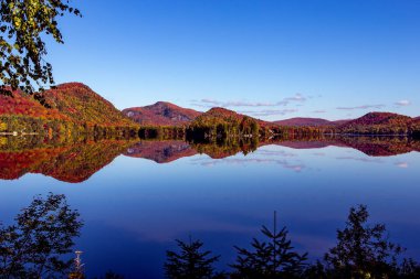 Laurentides 'teki Lac-Superieur manzarası, Mont-tremblant, Quebec, Kanada