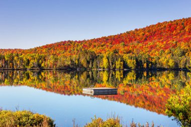 Laurentides 'teki Lac-Superieur manzarası, Mont-tremblant, Quebec, Kanada