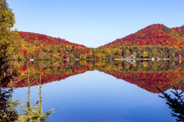 Laurentides 'teki Lac-Superieur manzarası, Mont-tremblant, Quebec, Kanada