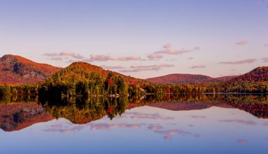 Laurentides 'teki Lac-Superieur manzarası, Mont-tremblant, Quebec, Kanada