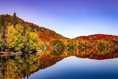 Laurentides 'teki Lac-Superieur manzarası, Mont-tremblant, Quebec, Kanada