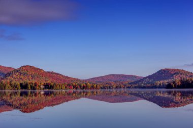 Laurentides 'teki Lac-Superieur manzarası, Mont-tremblant, Quebec, Kanada