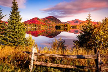 Laurentides 'teki Lac-Superieur manzarası, Mont-tremblant, Quebec, Kanada