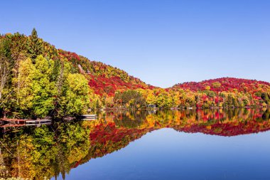 Laurentides 'teki Lac-Superieur manzarası, Mont-tremblant, Quebec, Kanada
