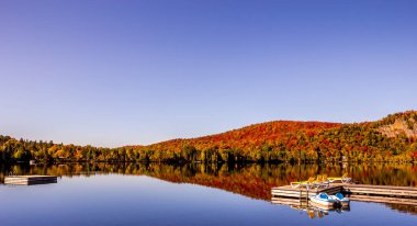 Laurentides 'teki Lac-Superieur manzarası, Mont-tremblant, Quebec, Kanada
