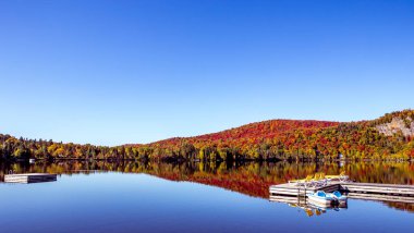 Laurentides 'teki Lac-Superieur manzarası, Mont-tremblant, Quebec, Kanada