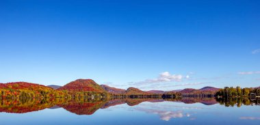 Laurentides 'teki Lac-Superieur manzarası, Mont-tremblant, Quebec, Kanada