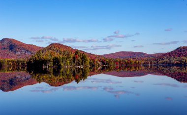 Laurentides 'teki Lac-Superieur manzarası, Mont-tremblant, Quebec, Kanada