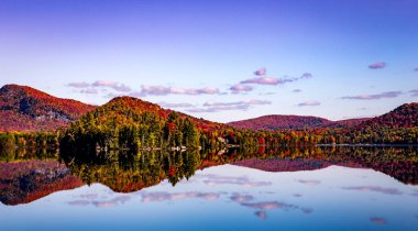 Laurentides 'teki Lac-Superieur manzarası, Mont-tremblant, Quebec, Kanada