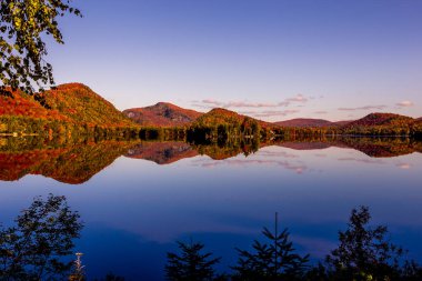 Laurentides 'teki Lac-Superieur manzarası, Mont-tremblant, Quebec, Kanada