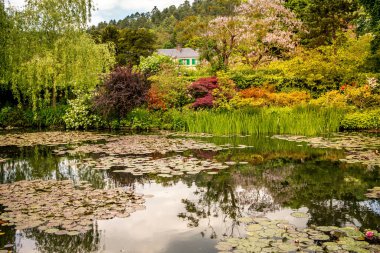 GIVERNY, FRANCE, 21 Mayıs 2015: Empresyonist bahçeler ve Claude Monet göletleri Giverny, Normandiya, Fransa