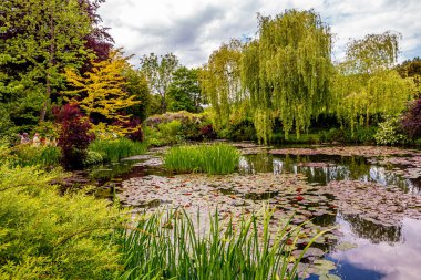 GIVERNY, FRANCE, 21 Mayıs 2015: Empresyonist bahçeler ve Claude Monet göletleri Giverny, Normandiya, Fransa