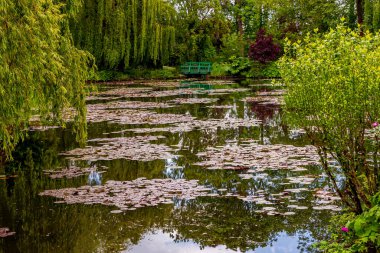 GIVERNY, FRANCE, 21 Mayıs 2015: Empresyonist bahçeler ve Claude Monet göletleri Giverny, Normandiya, Fransa