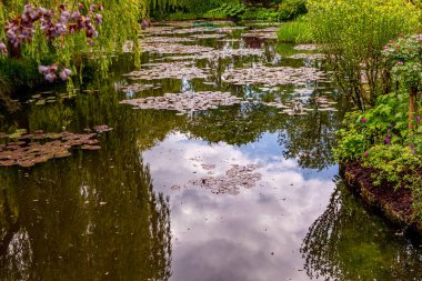 GIVERNY, FRANCE, 21 Mayıs 2015: Empresyonist bahçeler ve Claude Monet göletleri Giverny, Normandiya, Fransa