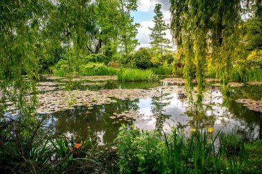 GIVERNY, FRANCE, 21 Mayıs 2015: Empresyonist bahçeler ve Claude Monet göletleri Giverny, Normandiya, Fransa