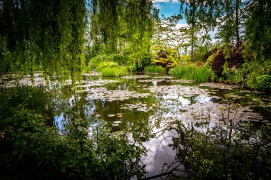 GIVERNY, FRANCE, 21 Mayıs 2015: Empresyonist bahçeler ve Claude Monet göletleri Giverny, Normandiya, Fransa