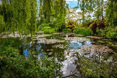 GIVERNY, FRANCE, 21 Mayıs 2015: Empresyonist bahçeler ve Claude Monet göletleri Giverny, Normandiya, Fransa