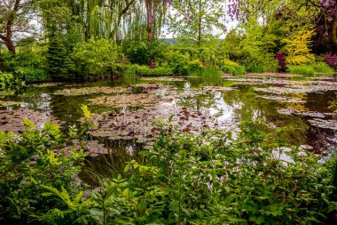 GIVERNY, FRANCE, 21 Mayıs 2015: Empresyonist bahçeler ve Claude Monet göletleri Giverny, Normandiya, Fransa