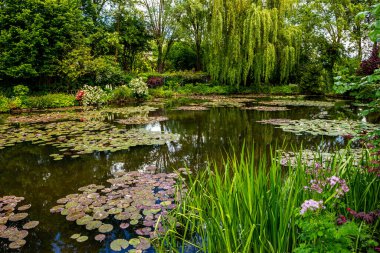 GIVERNY, FRANCE, 21 Mayıs 2015: Empresyonist bahçeler ve Claude Monet göletleri Giverny, Normandiya, Fransa