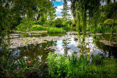 GIVERNY, FRANCE, 21 Mayıs 2015: Empresyonist bahçeler ve Claude Monet göletleri Giverny, Normandiya, Fransa