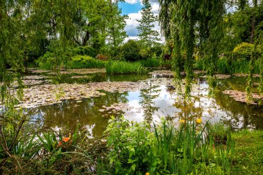 GIVERNY, FRANCE, 21 Mayıs 2015: Empresyonist bahçeler ve Claude Monet göletleri Giverny, Normandiya, Fransa