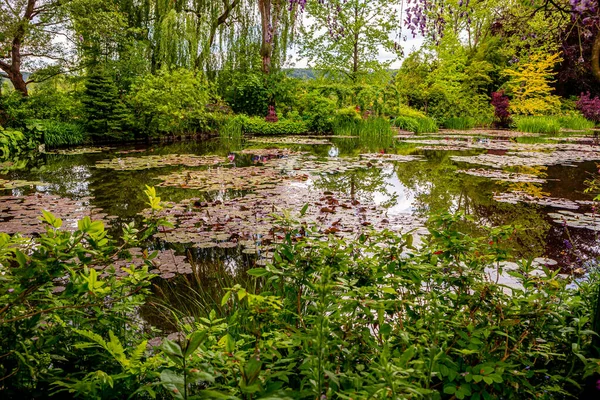 Giverny フランス 2015年5月21日 フランス ノルマンディーのクロード モネの印象派の庭園と池 — ストック写真