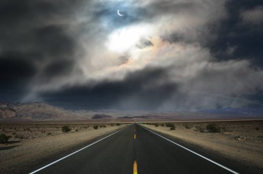 Ölüm vadisi çölünde yol çizgileri, Kaliforniya, ABD