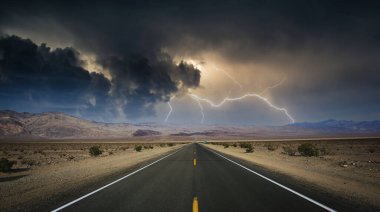 Ölüm vadisi çölünde yol çizgileri, Kaliforniya, ABD