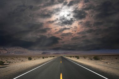 Ölüm vadisi çölünde yol çizgileri, Kaliforniya, ABD