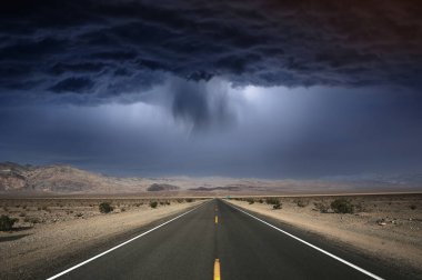 Ölüm vadisi çölünde yol çizgileri, Kaliforniya, ABD